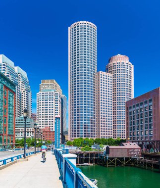 Boston, ABD: adam Evelyn Moakley Köprüsü'nde doğru Boston downtown güneşli yaz gün Bisiklete binme.