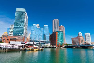 Boston - Haziran 2016, Ma, ABD: Boston manzarası, çay partisi Müzesi'nde eski tarihi gemi ve şehir modern binalar Boston harbor suya yansıyan
