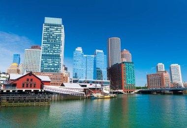 Boston - Haziran 2016, Ma, ABD: Boston cityscape, çay partisi müze ve şehir modern binalar suya yansıyan