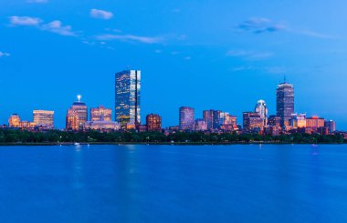 Boston cityscape. Arka Körfezi Panoraması alacakaranlıkta. Cambridge Charles River, Massachusetts, ABD genelinde görünümünden