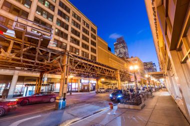 Chicago, ABD: Sokaklarda gece Chicago şehir merkezine. Metro yolu geçen tren ve onları altında taşıma araçları ile. Görünümü, uzun pozlama fotoğraf geniş açı