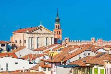 Cityscape Cittadella Ortaçağ duvarlı şehir, tarihi şehir merkezi ve Duomo di Cittadella (ana Roma Katolik Kilisesi), askeri karakol, Padua'nın (Padova), İtalya