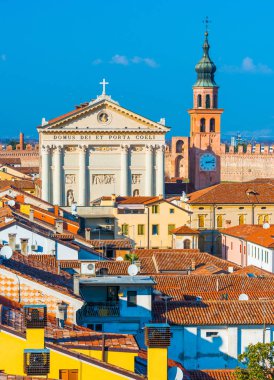 Eski Katedrali, Katolik Kilisesi ve Cittadella duvarlı şehir renkli konut evleri. (Latin katedralde üzerinde yazılı: cennet Tapınağı ve kapısı) İl Padua, İtalya