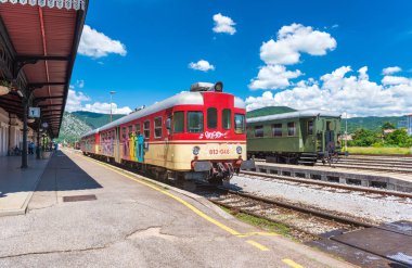 Nova Gorica, Slovenya: Trenler geniş açı görünümünü parça, eski tren istasyonu, görüntüleme platformu, yaz günü mavi gökyüzü ve cumulus bulutları den