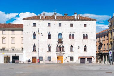 Udine, İtalya: Tipik İtalyan ev Udine Meydanı üzerinde Venedik tarzı ile mavi gökyüzü güneşli gün