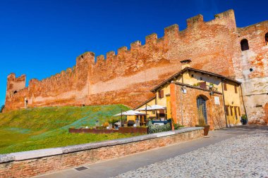Ortaçağdan kalma duvarlı şehir. Castelfranco Veneto, İtalya. Tuğla duvar kuleleri ve arka plan üzerine açık mavi gökyüzü ile.