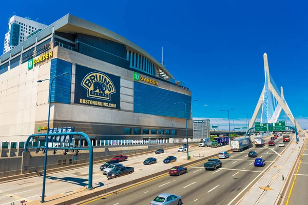 Boston, USA: View of TD Garden, Leonard P. Zakim Bunker Hill Bridge and highway with traffic in sunny summer day with clear blue sky — Stock Photo, Image