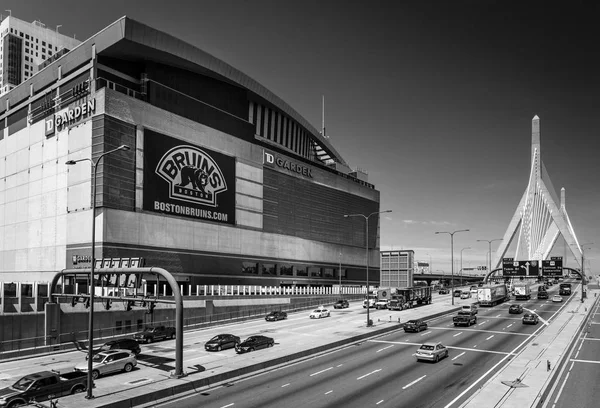 Boston, ABD: Boston Bruins Stadyumu (Td Bahçe) ve karayolu trafik Leonard s. Zakim Bunker Hill Memorial Köprüsü üzerinde