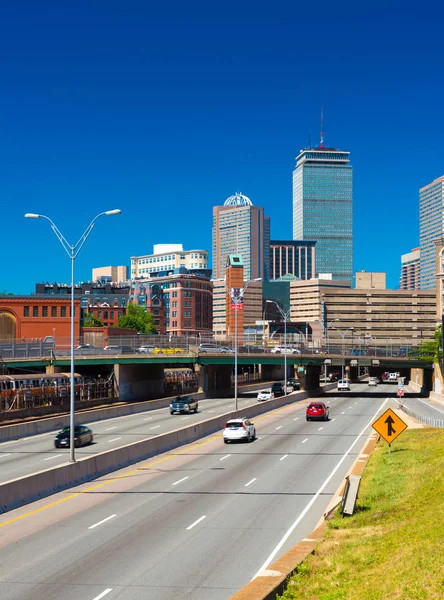 Boston, EE.UU.: Paisaje urbano de Boston Back Bay contra el cielo azul claro, vista de la autopista con tráfico, el Centro Prudencial y los edificios circundantes — Foto de Stock