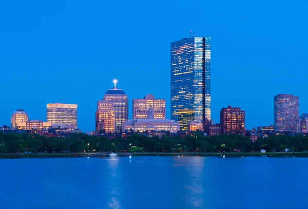 O horizonte de Boston ao anoitecer. Prédios de escritórios em Back Bay. Panorama urbano à noite. Massachusetts, EUA — Fotografia de Stock