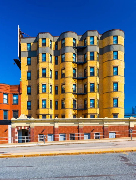 Construção residencial feita de tijolos amarelos. Bloco de apartamentos na rua de Boston, Massachusetts, EUA. Dia de verão com céu azul claro . — Fotografia de Stock