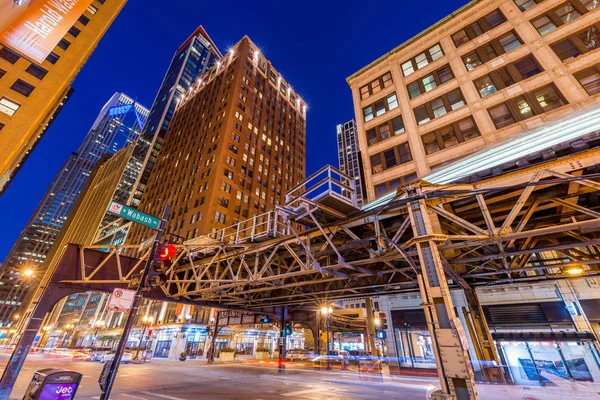Chicago, ABD: Downtown Chicago geceleri. Metro tren Wabash Caddesi ışık yollar yaşayan geçen. Derin mavi gökyüzü şehrin merkezinde ofis binaları. 