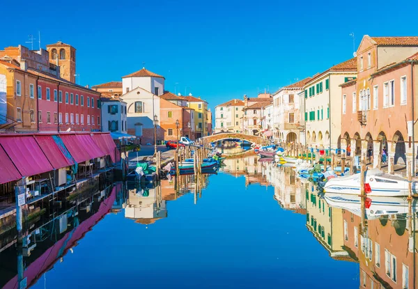 Chioggia, Italien: Stadtbild des historischen Stadtzentrums von Chioggia. Canal Vena mit auf dem Wasser liegenden Booten und farbigen Häusern im traditionellen architektonischen Stil — Stockfoto