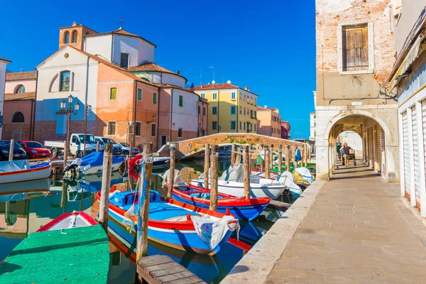 Chioggia, Italië: Straat van Chioggia, de stad ook bekend als een deel van Venetië. Boten op het water liggen in het centrale kanaal "Vena". Oude historische gebouwen en kerk tegen de blauwe hemel — Stockfoto