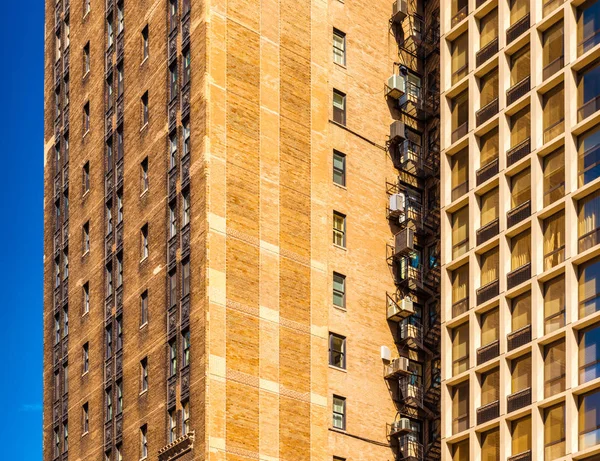 -Квартирний будинок в Чикаго, житлового будинку в центрі міста проти синього неба, будинок з коричневий цегла — стокове фото
