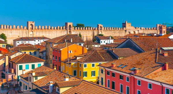 Panorama van de ommuurde stad. Gekleurde huizen in Cittadella. Fort-stad in Italië. Provincie Padua (Padova) — Stockfoto