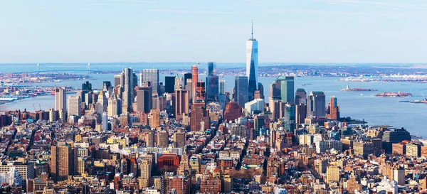 Nya-Yorks stadssilhuett. Aerial panorama av downtown sedd från midtown. Skyskrapor och kontorsbyggnader i financial district i New York, Usa — Stockfoto