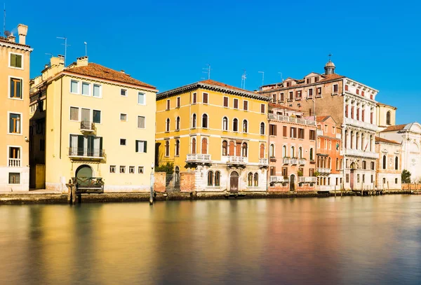 Улица Венице, исторические здания в традиционном итальянском стиле, отраженные в канале с водой, регион, Италия — стоковое фото