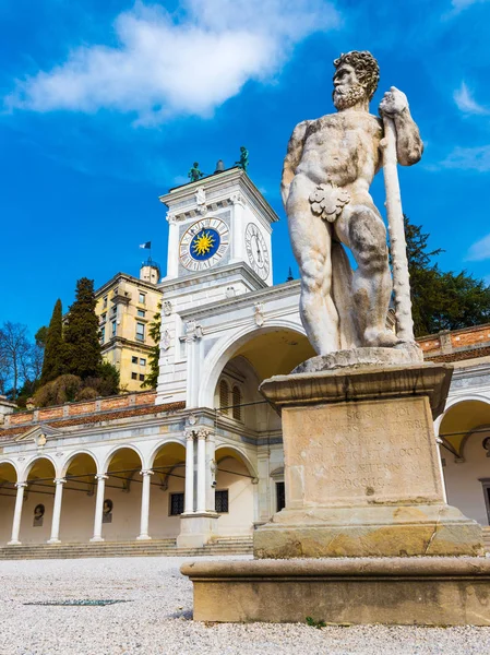 Oud standbeeld op het centrale plein van Udine. Klokkentoren en historische gebouw (veranda van Saint Giovanni) in het oude stadscentrum. Regio Friuli Venezia Giulia, Italië. — Stockfoto