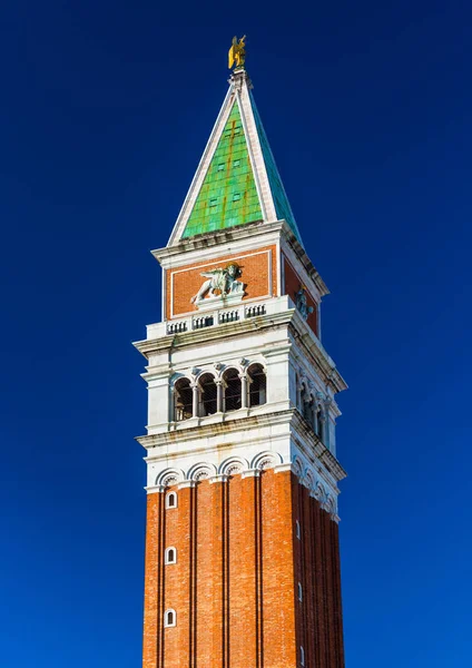 Bell toren van St. Mark's Basiliek van San Marco plein, meest populaire landmark in de stad Venetië, Italië — Stockfoto