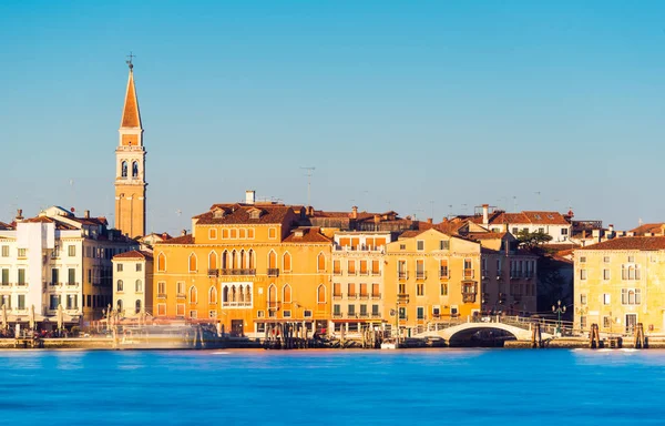 Veneza, Itália: A paisagem urbana durante o pôr do sol, edifícios históricos antigos e torre sineira sobe sobre a cidade, fotografia de longa exposição — Fotografia de Stock