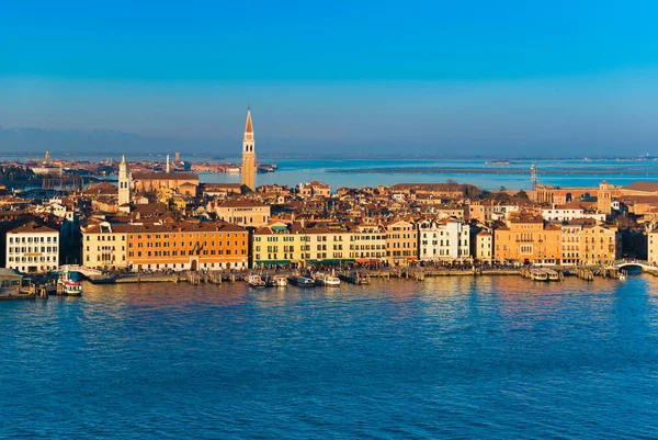 Paisagem urbana de Veneza ao pôr do sol, panorama da cidade à noite, Itália — Fotografia de Stock