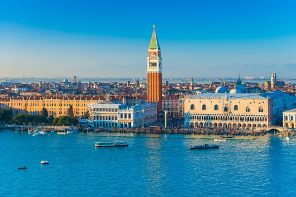 Günbatımı, akşam hava Panoraması "Piazza San Marco" (St Mark's meydanından), Palazzo Ducale (Doge Sarayı) ve çan kulesi, kentin en popüler ve ünlü yerler, Venedik manzarası — Stok fotoğraf