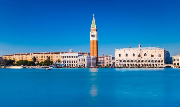 意大利威尼斯地平线： 著名的圣马可广场视图。最受欢迎城市在意大利北部城市景观. — 图库照片