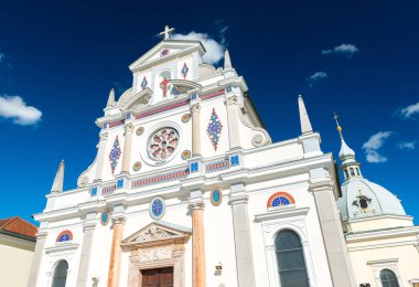 Brezje - Mayıs 2017 Radovljica, Slovenya: Basilica of St. Mary Help mavi gökyüzü