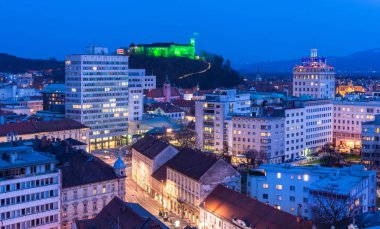 Ljubljana - Mart 2016, Slovenya: Slovenya'nın başkenti gece manzarası. Ofis binaları ve eski Ljubljana'nın kale tepe üzerinde. Şehrin ana Simgesel Yapı.