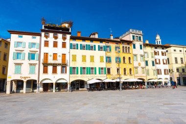 Udine - Şubat 2017, İtalya: Udine Merkez Meydanı (Piazza San Giacomo) görünümünü. Açık mavi gökyüzü karşı geleneksel mimarisi tarzında renkli konut evleri