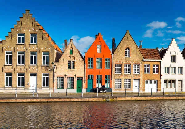 Brugge (Bruges), Belgium. Colored houses in the traditional architecture style and canal with water. — Stock Photo, Image