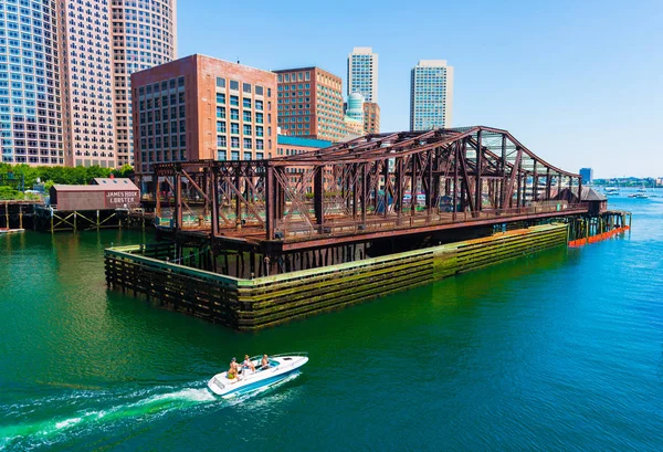 Boston - Haziran 2016, Ma, ABD: Tekne insanlarla Boston harbor (okyanus açık denize doğru su üzerinde yüzen) 