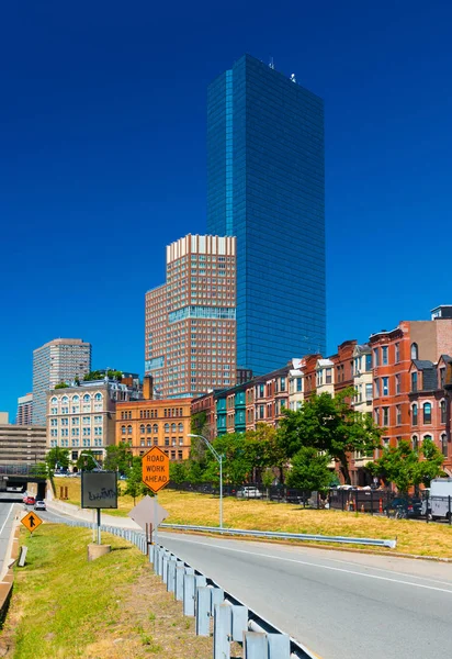 Boston - Junio 2016, MA, USA: Vista de la torre John Hancock en Back bay Boston — Foto de Stock