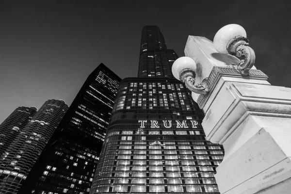 Σικάγο - Μαρτίου 2017, Il, Usa: Ο Τραμπ ρυμούλκησα ουρανοξύστης τη νύχτα. Πολυόροφο κτήριο από ένα από τα πιο διάσημα ουρανοξύστες στην πόλη του Σικάγου, μαύρο και άσπρο φωτογραφία — Φωτογραφία Αρχείου