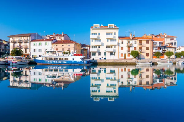 Grado - Diciembre 2015, Italia: Espejo de casas residenciales de colores reflejado en el canal con agua . —  Fotos de Stock