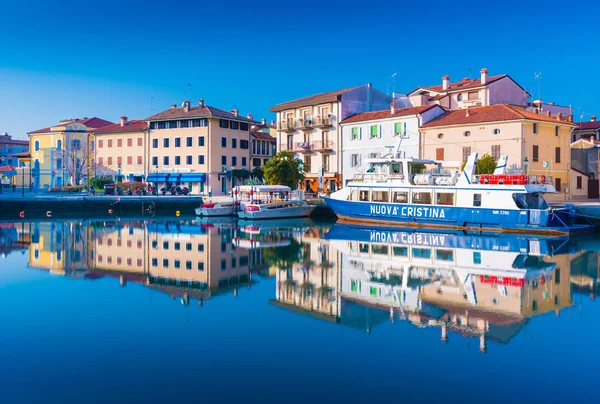 Grado - Diciembre 2015, Friuli Venezia Giulia region, Italia: Los edificios residenciales de colores y los barcos son espejo reflejado en el agua de mar —  Fotos de Stock