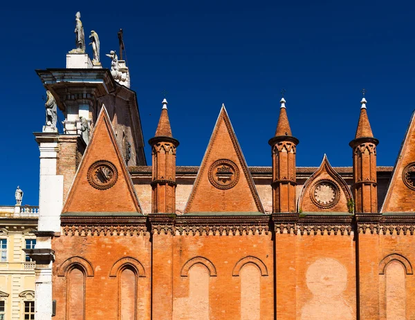 İtalyan mimarisi. Mantua (Mantova) Katedrali. Şehrin ana yerlerinden biri. Üçgen süsleme ve kırmızı tuğla yapılmış sütunlar ile duvar — Stok fotoğraf