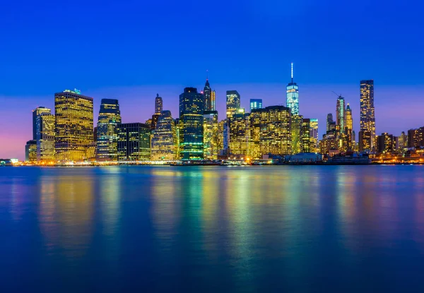 O horizonte de Manhattan à noite. Nova Iorque - NY, EUA . — Fotografia de Stock