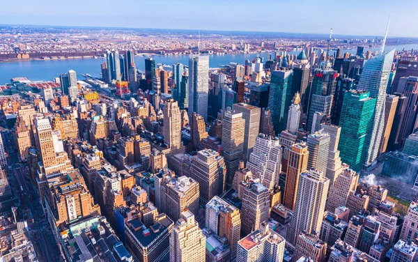 Нью-Йорк - апрель 2015 года, США: Воздушная панорама центра Манхэттена с высоты Эмпайр-стейт-билдинг. Широкоугольная перспектива — стоковое фото