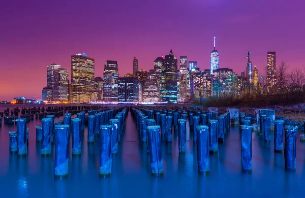 O horizonte de Nova Iorque à noite. Nova Iorque, EUA — Fotografia de Stock
