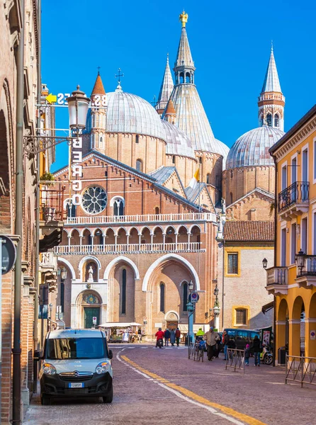 Padova (Padua) - Febrero 2017, Italia: La calle de Padua con tráfico. Basílica de San Antonio de Padua (Basilica di Sant 'Antonio di Padova ) — Foto de Stock