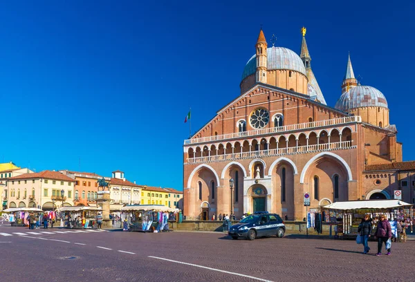 Padua - februar 2017, veneto region, italien: die basilika des heiligen anthony (basilica di sant 'antonio di padova). piazza del santo (der Platz des Heiligen, Heiligen) — Stockfoto