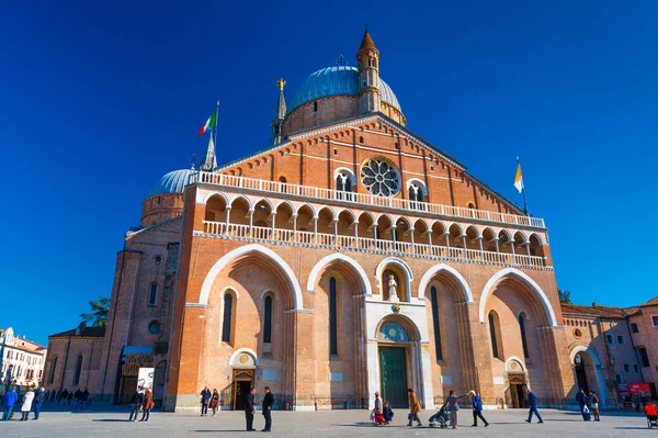 Padova (Padua) - februari 2017, Italien: The basilikan Sankt Antonius av Padua (Basilica di Sant'Antonio di Padova — Stockfoto