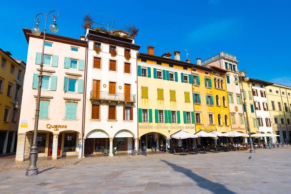 Udine - Şubat 2017, İtalya: Udine Merkez Meydanı (Piazza San Giacomo) görünümünü. Geleneksel mimari tarzı renkli konut evleri.