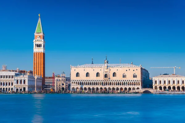 Венецианский городской пейзаж. Вид на площадь Сан Марко (Piazza San Marco). Мбаппе, Италия — стоковое фото