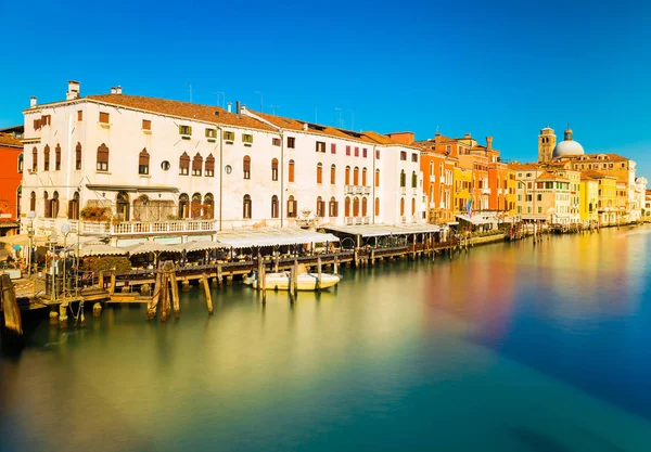意大利威尼斯-2017 年 1 月，威尼托地区： 大运河视图在威尼斯，长时间曝光的摄影技巧 — 图库照片