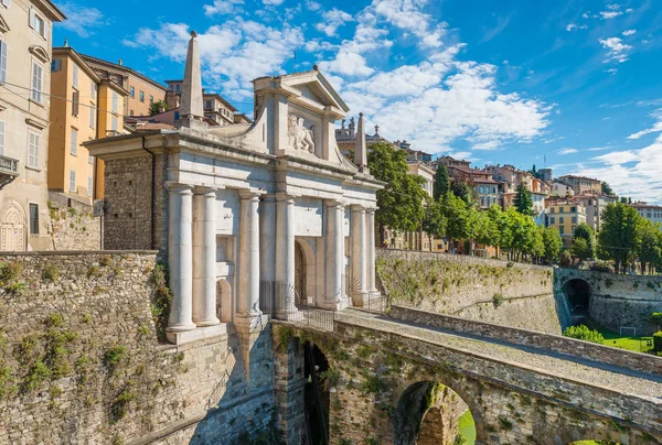 Bergamo, Lombardy, İtalya: Bergamo üst kasabada görünümünü