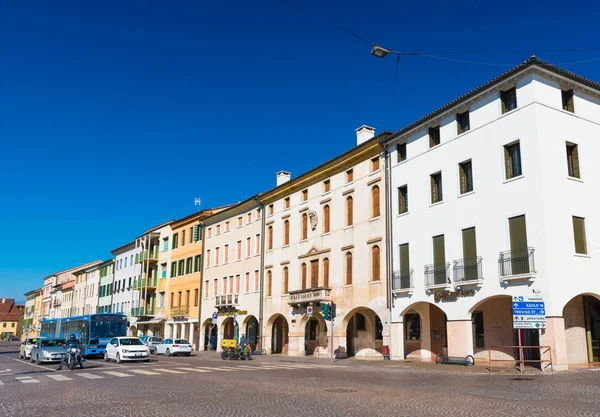 Castelfranco Veneto, Veneto, Italia: Casas residenciales con arcos en estilo arquitectónico tradicional — Foto de Stock