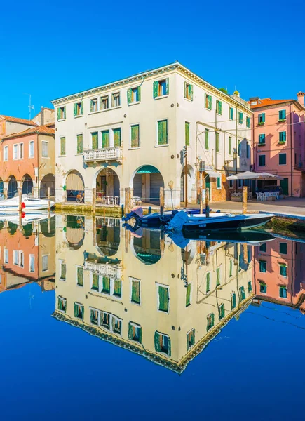 Chioggia, Italia: Edificios antiguos en el estilo tradicional de la arquitectura veneciana reflejados en el agua —  Fotos de Stock